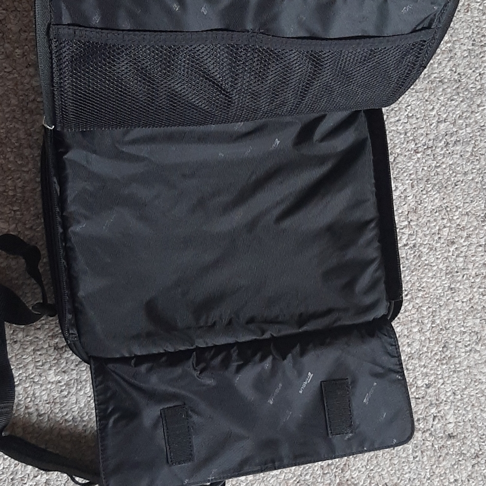 Targus Small Mini Briefcase - Picture 9 of 16
